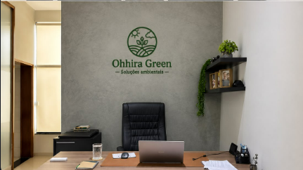 Escritório da OhhiraGreen com a marca aplicada na parede